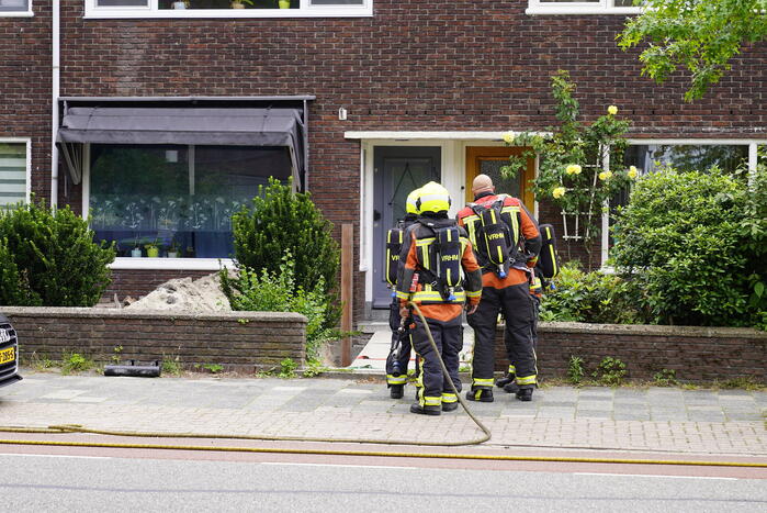 Brandweer doet metingen vanwege gaslucht