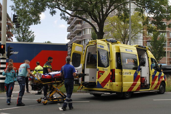 Scooterrijder gewond bij aanrijding met auto