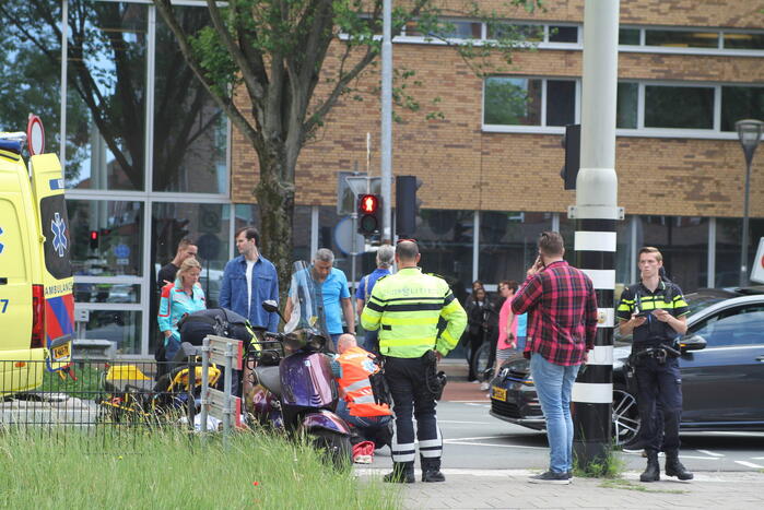 Scooterrijder gewond bij aanrijding met auto