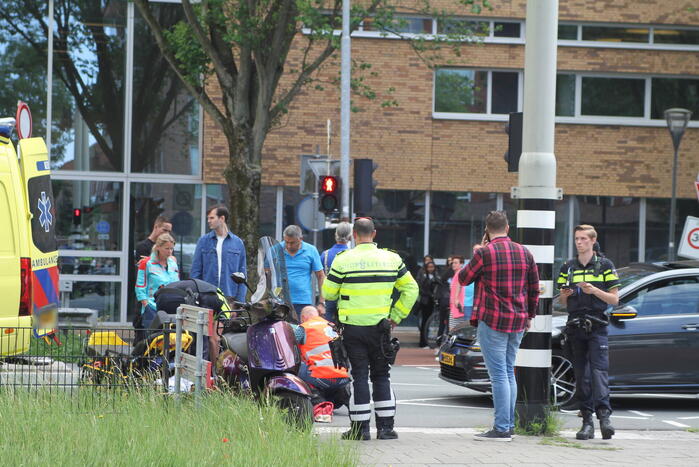 Scooterrijder gewond bij aanrijding met auto