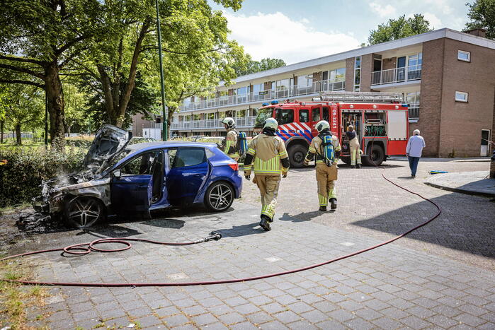 Geparkeerde auto vat vlam