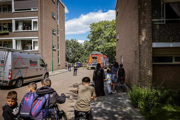 Geparkeerde auto vat vlam