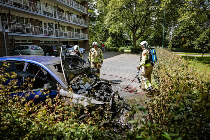 Geparkeerde auto vat vlam
