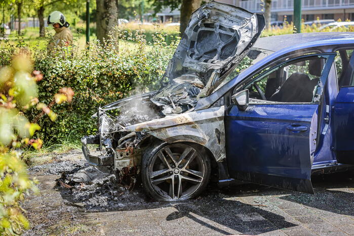 Geparkeerde auto vat vlam