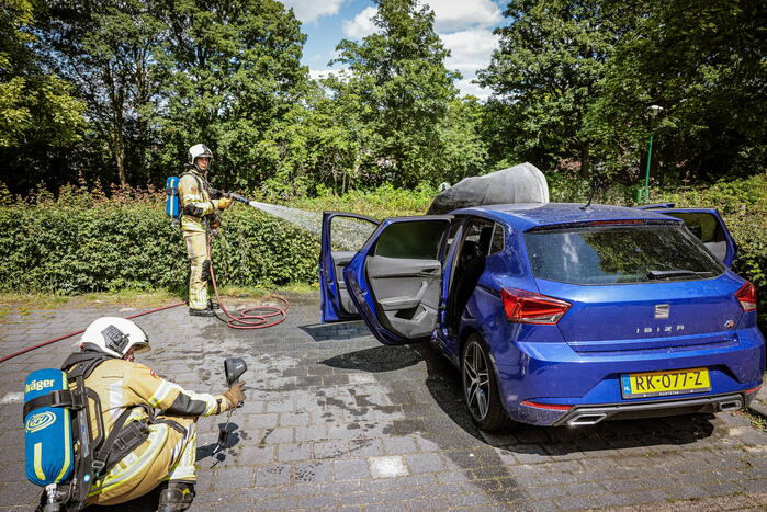 Geparkeerde auto vat vlam