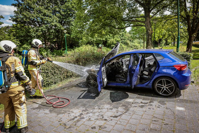 Geparkeerde auto vat vlam