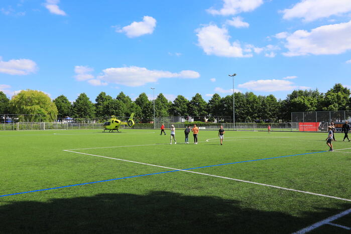 Traumahelikopter landt op voetbalveld ASC Nieuwland