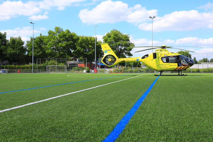 Traumahelikopter landt op voetbalveld ASC Nieuwland