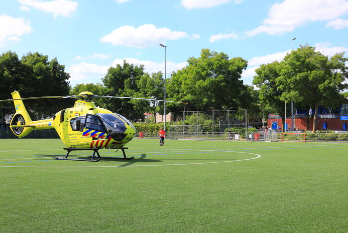Traumahelikopter landt op voetbalveld ASC Nieuwland