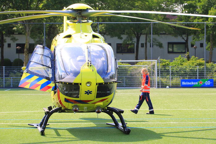Traumahelikopter landt op voetbalveld ASC Nieuwland