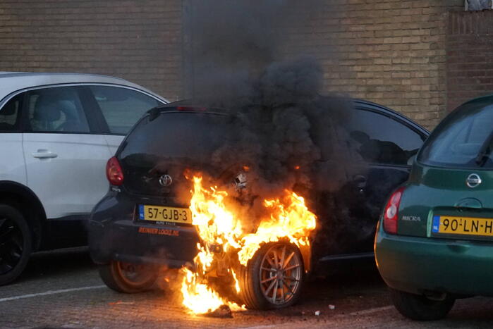 Auto brandt volledig uit
