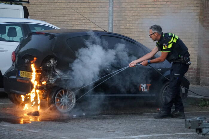 Auto brandt volledig uit