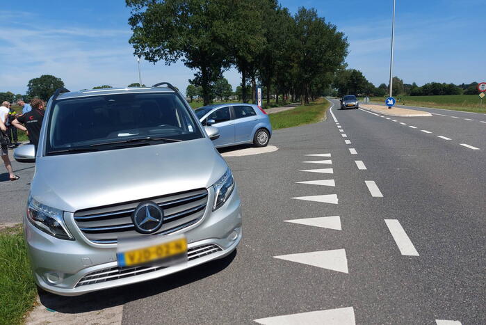 Twee voertuigen botsen op kruising