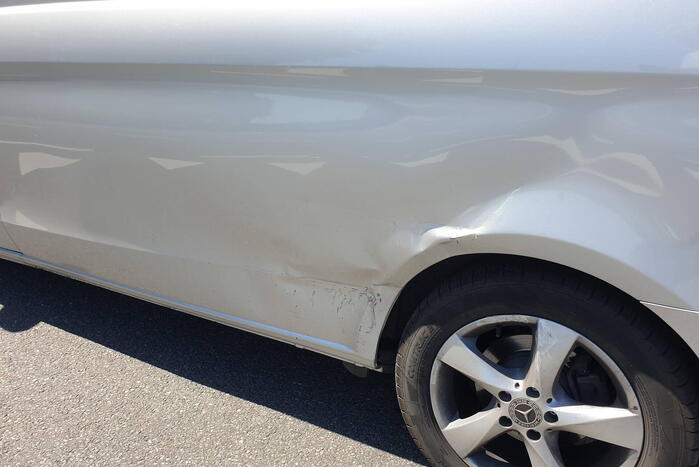 Twee voertuigen botsen op kruising