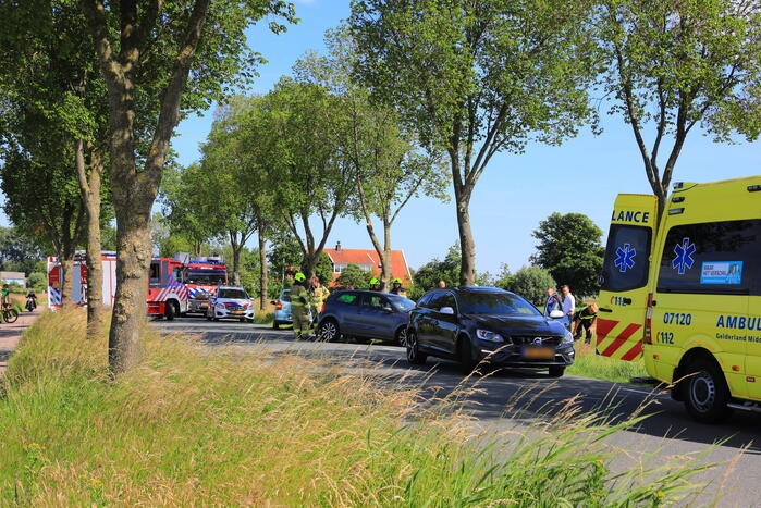 Auto frontaal op boom gebotst