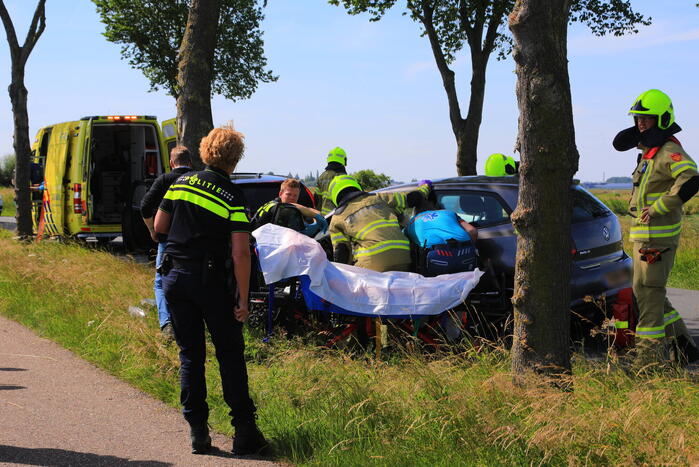 Auto frontaal op boom gebotst