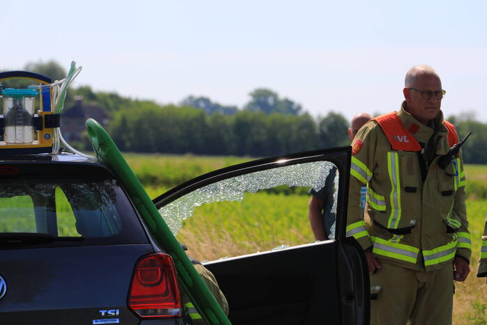 Auto frontaal op boom gebotst