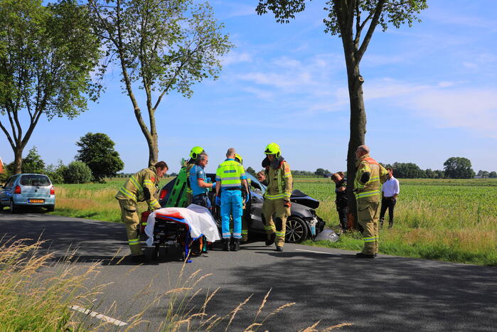 Auto frontaal op boom gebotst