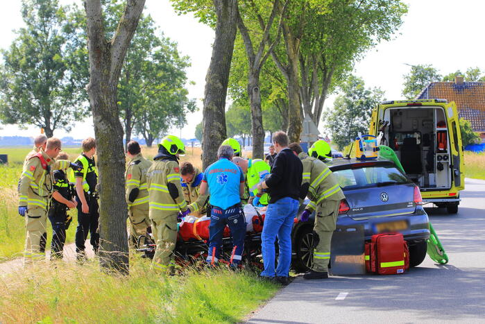 Auto frontaal op boom gebotst