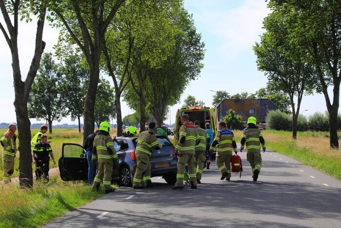 Auto frontaal op boom gebotst