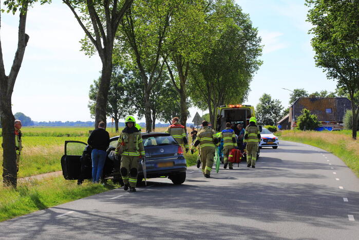 Auto frontaal op boom gebotst