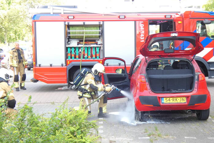 Achterwiel geparkeerde auto in brand