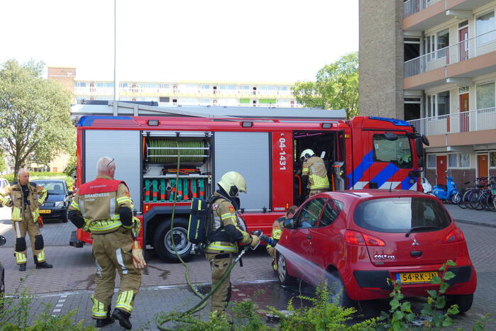 Achterwiel geparkeerde auto in brand
