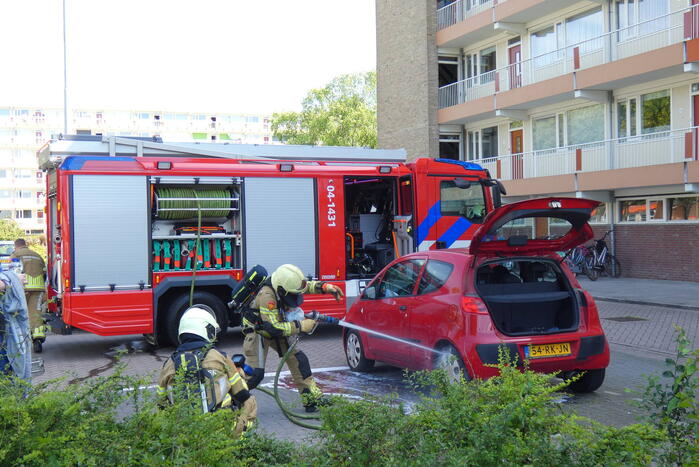 Achterwiel geparkeerde auto in brand