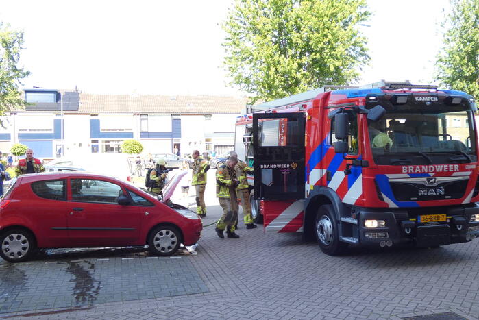 Achterwiel geparkeerde auto in brand