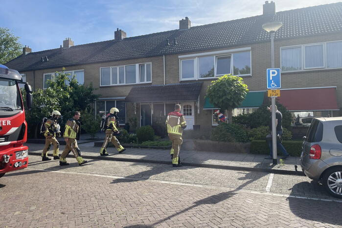Brandweer doet onderzoek naar afgaan van rookmelder in woning
