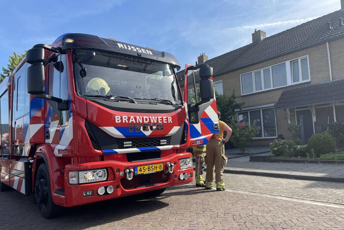 Brandweer doet onderzoek naar afgaan van rookmelder in woning