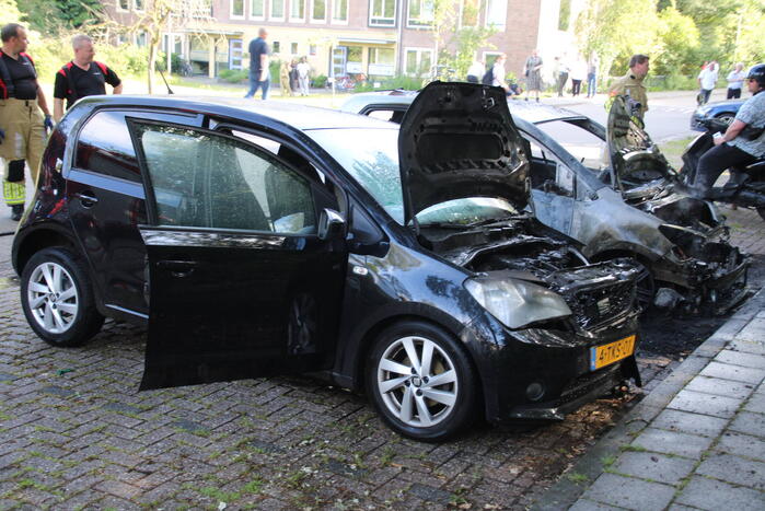 Twee auto's in brand op parkeerplaat