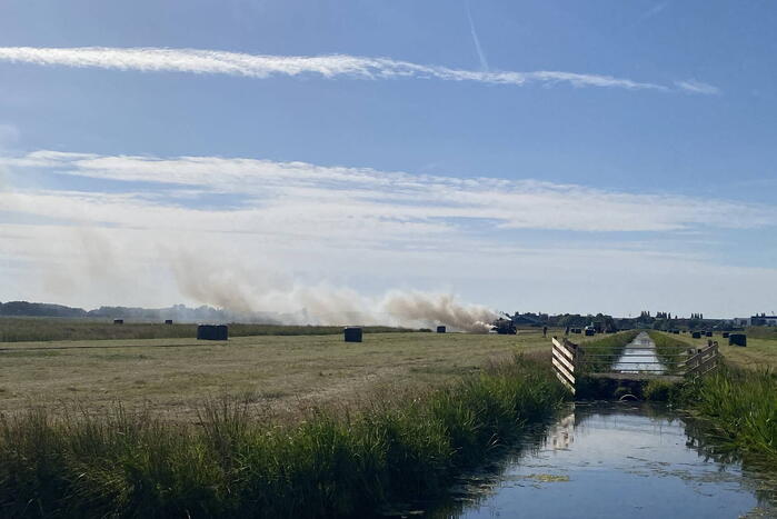 Hooibaal wikkelmachine gaat in vlammen op