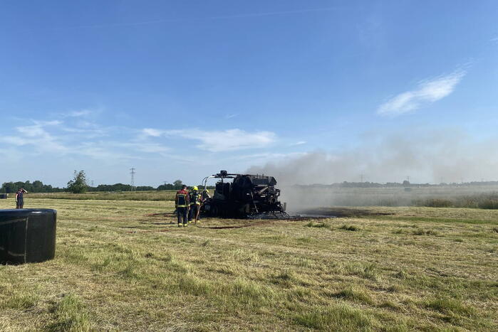 Hooibaal wikkelmachine gaat in vlammen op
