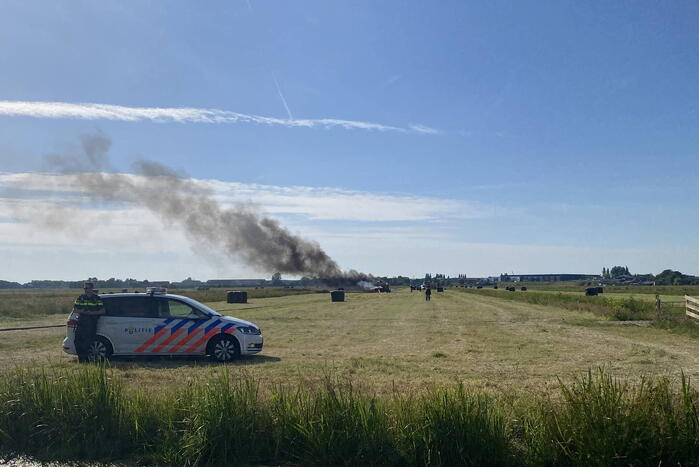 Hooibaal wikkelmachine gaat in vlammen op