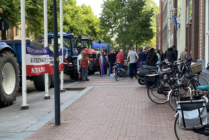 Boeren en vrachtwagenchauffeurs protesteren voor provinciehuis