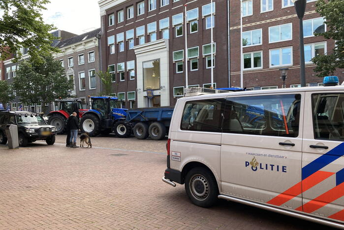 Boeren en vrachtwagenchauffeurs protesteren voor provinciehuis
