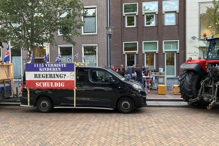 Boeren en vrachtwagenchauffeurs protesteren voor provinciehuis