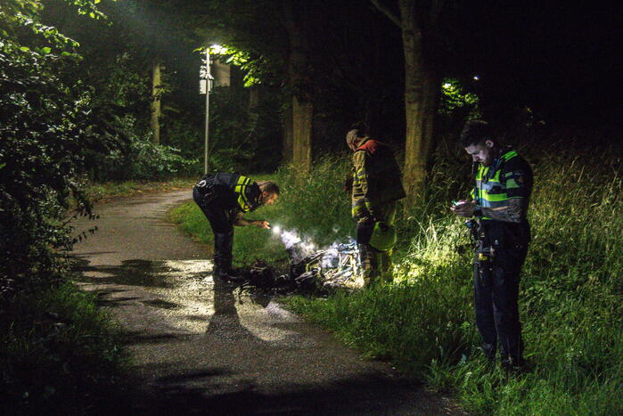 Scooter verwoest vanwege brand in Limbrichterveld