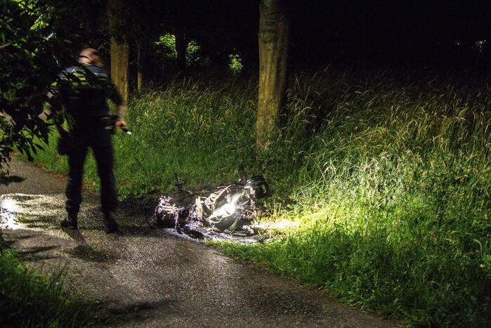 Scooter verwoest vanwege brand in Limbrichterveld
