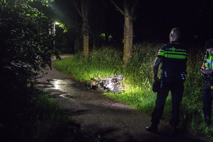 Scooter verwoest vanwege brand in Limbrichterveld