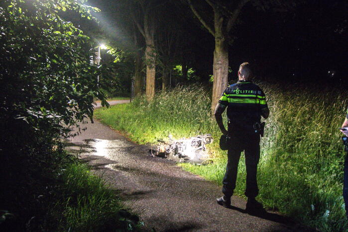 Scooter verwoest vanwege brand in Limbrichterveld