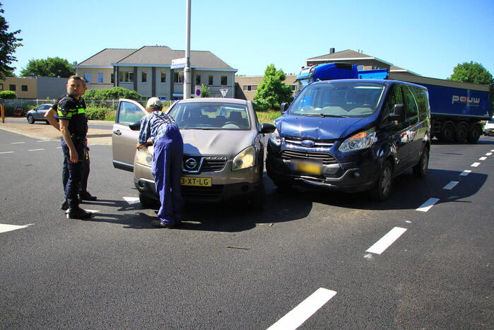 Bestelbus en auto botsen op kruising