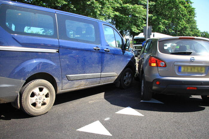 Bestelbus en auto botsen op kruising