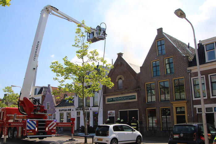 Veel rook bij brand in dak van Meubelcarrousel