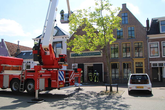 Veel rook bij brand in dak van Meubelcarrousel