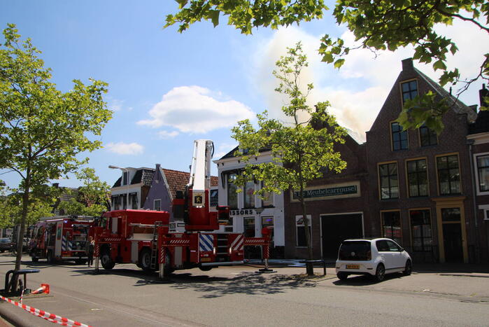 Veel rook bij brand in dak van Meubelcarrousel