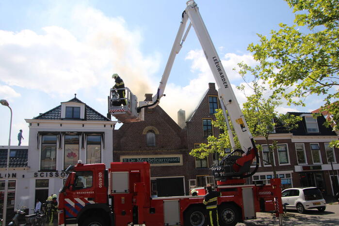 Veel rook bij brand in dak van Meubelcarrousel