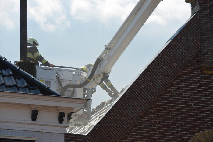 Veel rook bij brand in dak van Meubelcarrousel