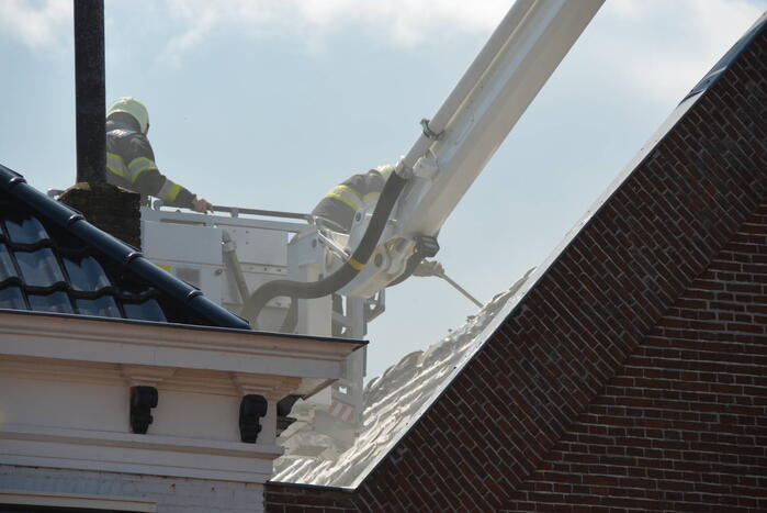 Veel rook bij brand in dak van Meubelcarrousel